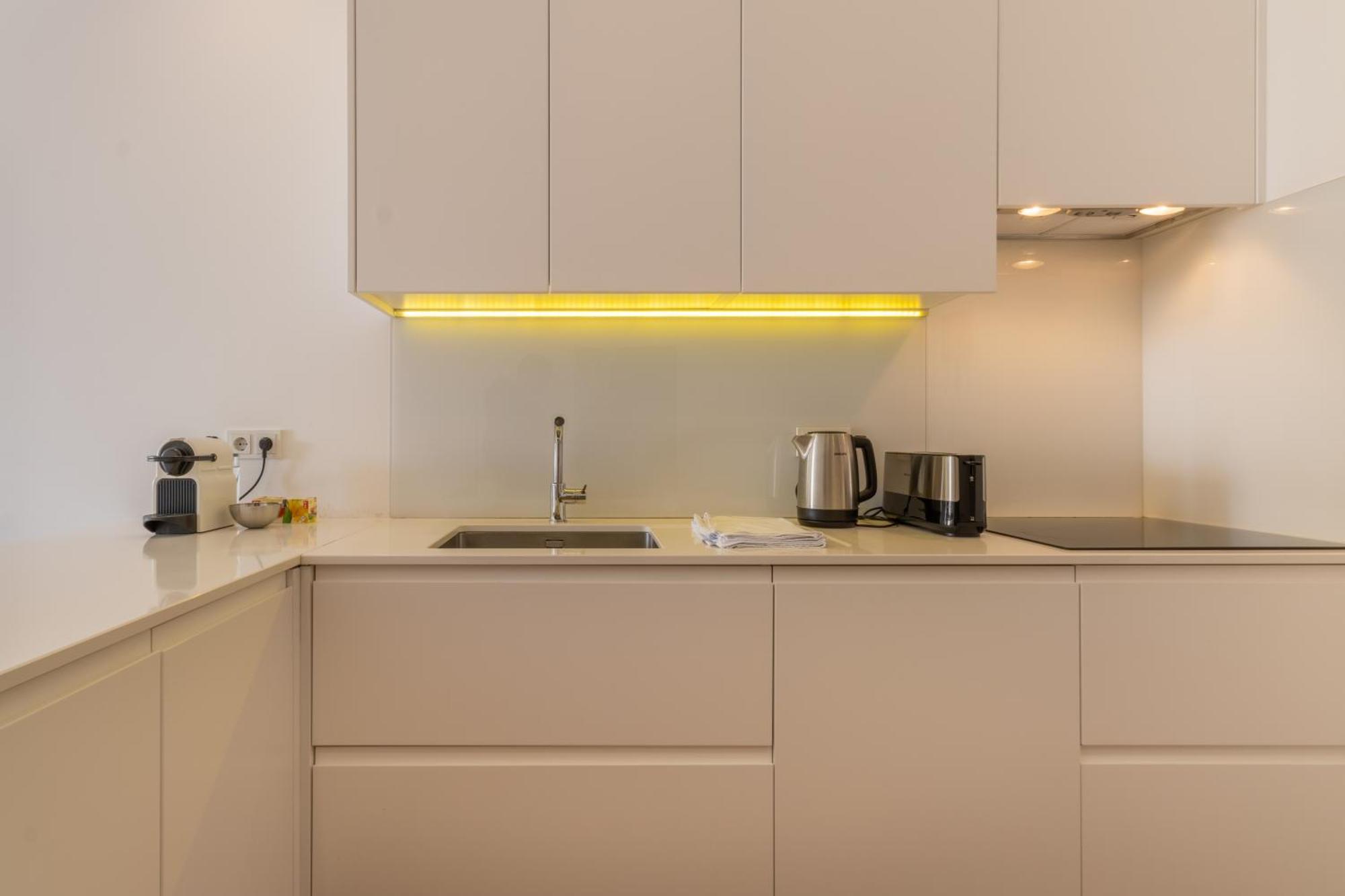 Apartament Modern 3Br, Terrace, Ac/Heating & Self Check-In Lizbona Zewnętrze zdjęcie