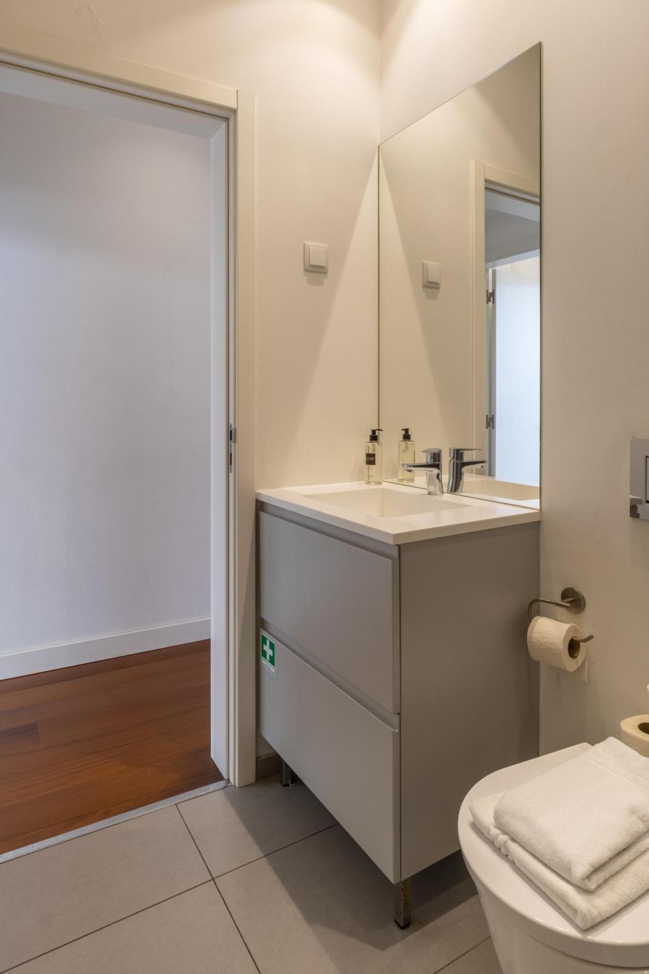 Apartament Modern 3Br, Terrace, Ac/Heating & Self Check-In Lizbona Zewnętrze zdjęcie