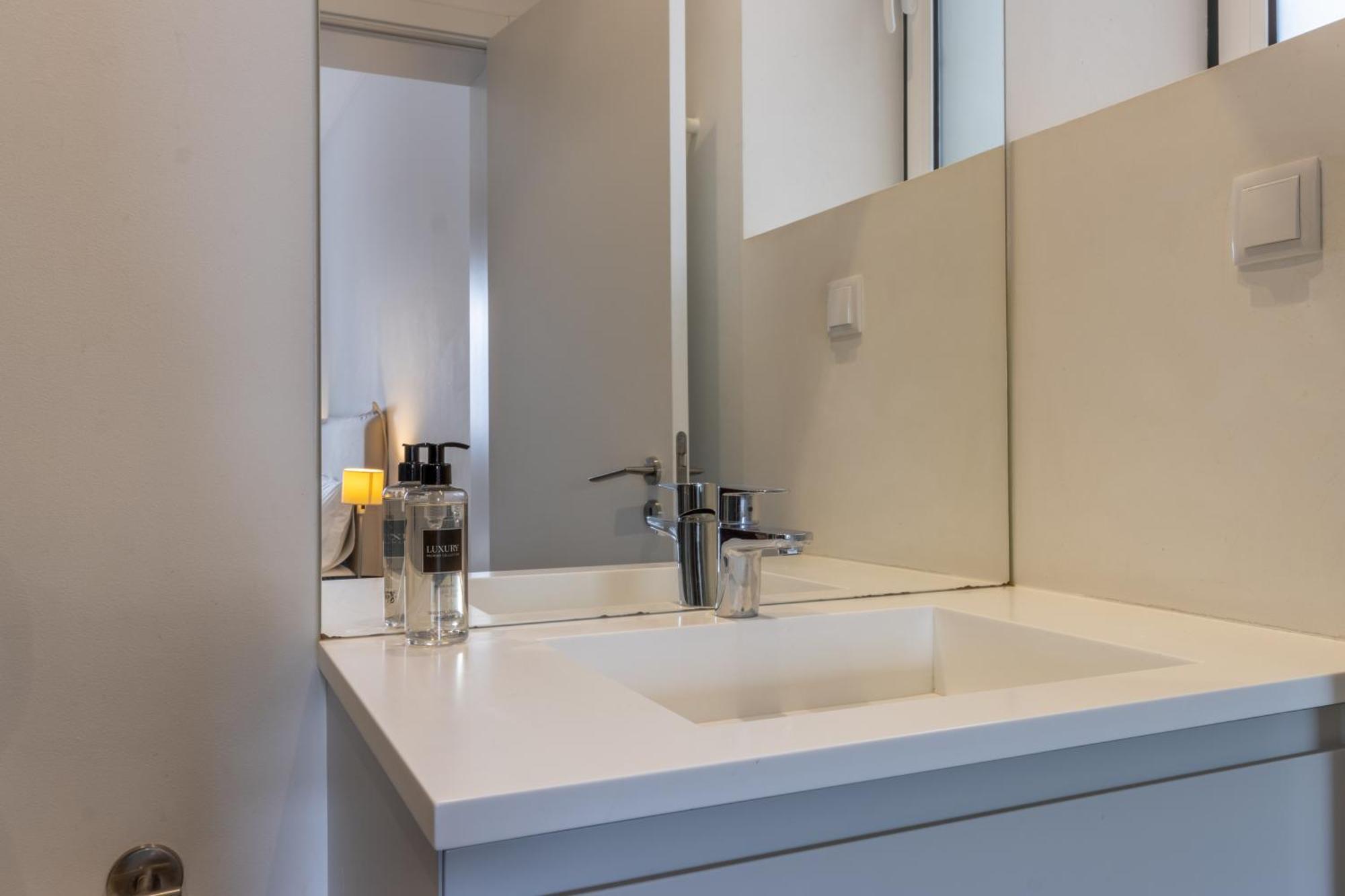 Apartament Modern 3Br, Terrace, Ac/Heating & Self Check-In Lizbona Zewnętrze zdjęcie