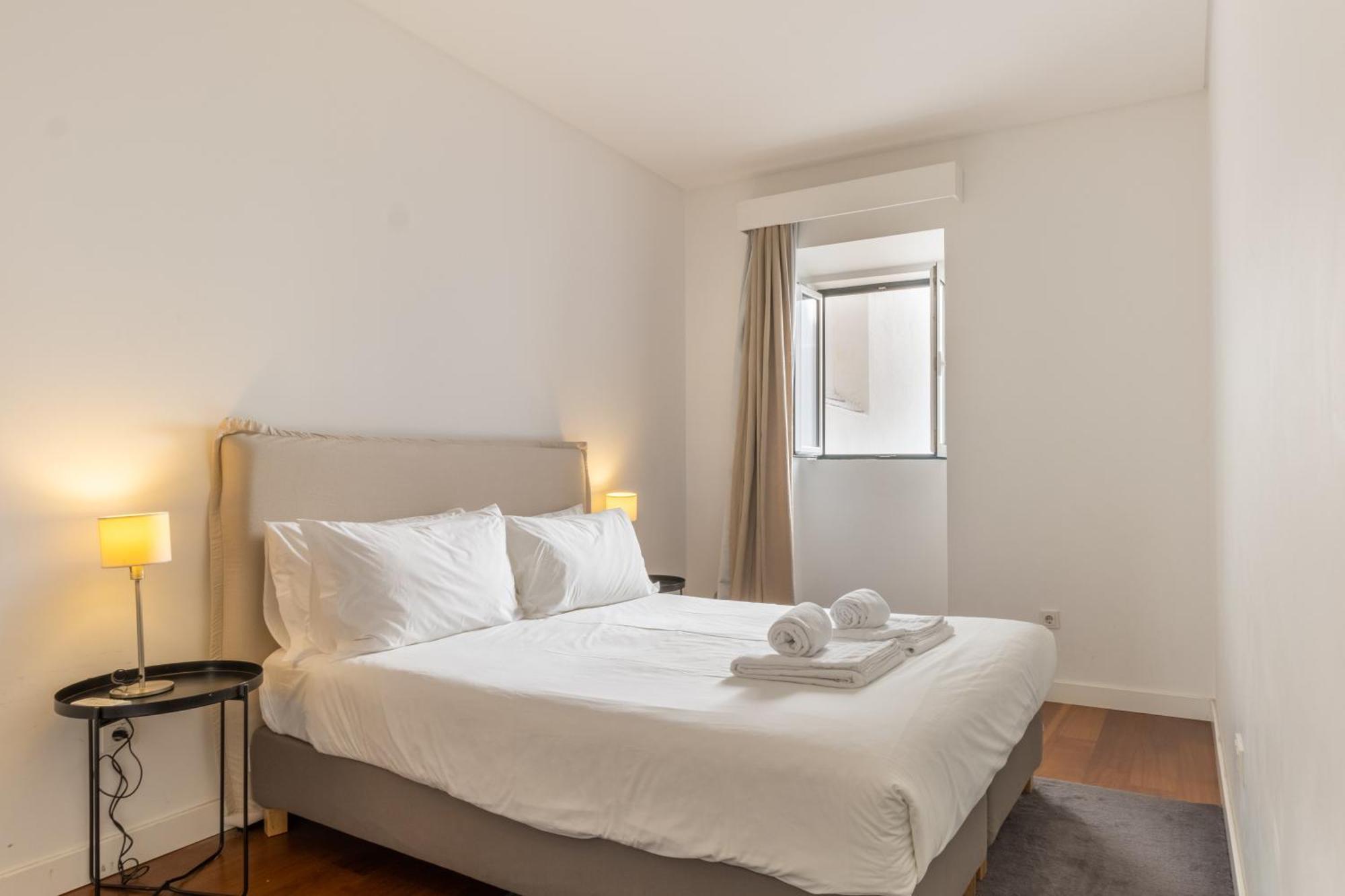 Apartament Modern 3Br, Terrace, Ac/Heating & Self Check-In Lizbona Zewnętrze zdjęcie