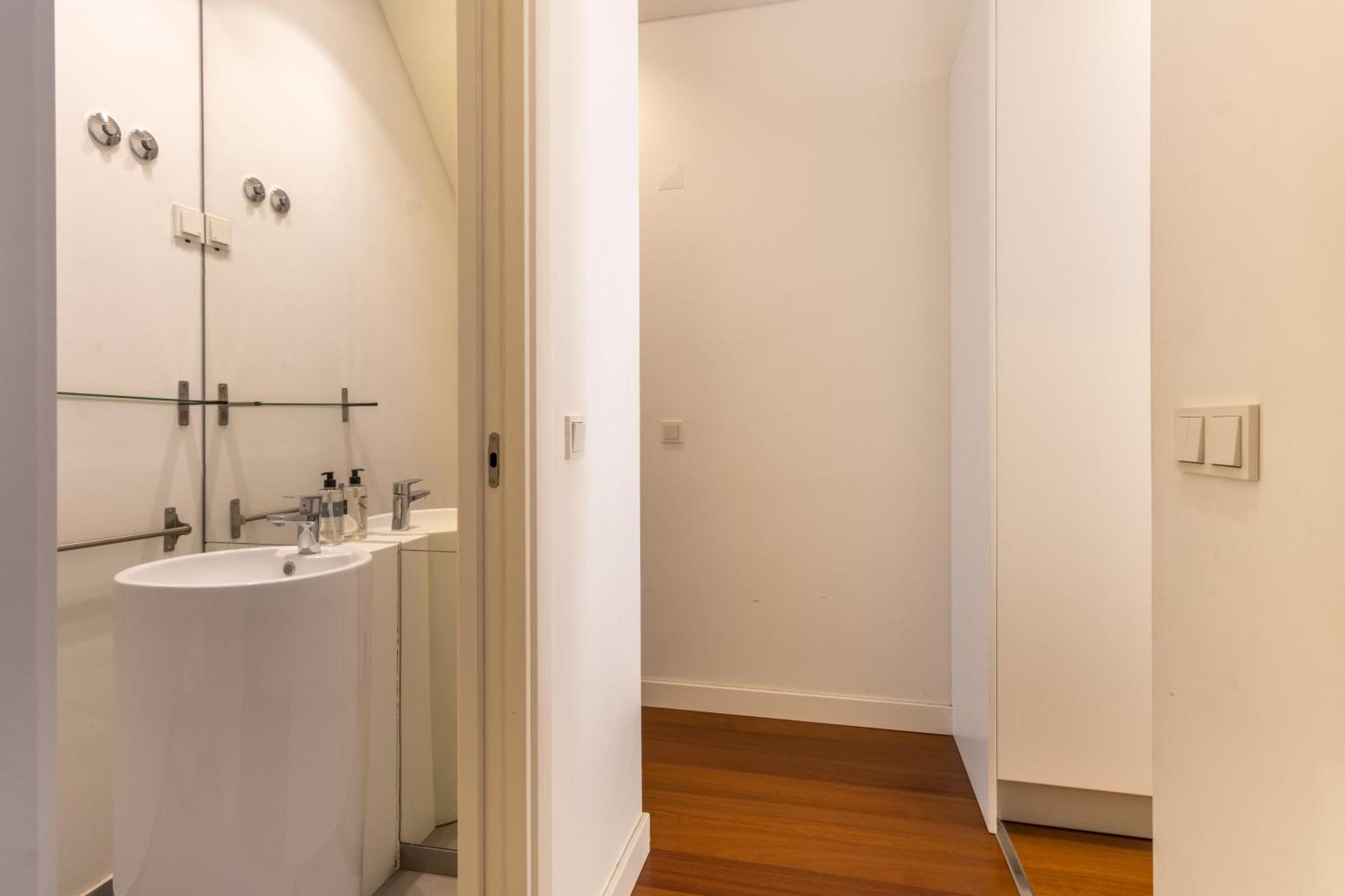 Apartament Modern 3Br, Terrace, Ac/Heating & Self Check-In Lizbona Zewnętrze zdjęcie