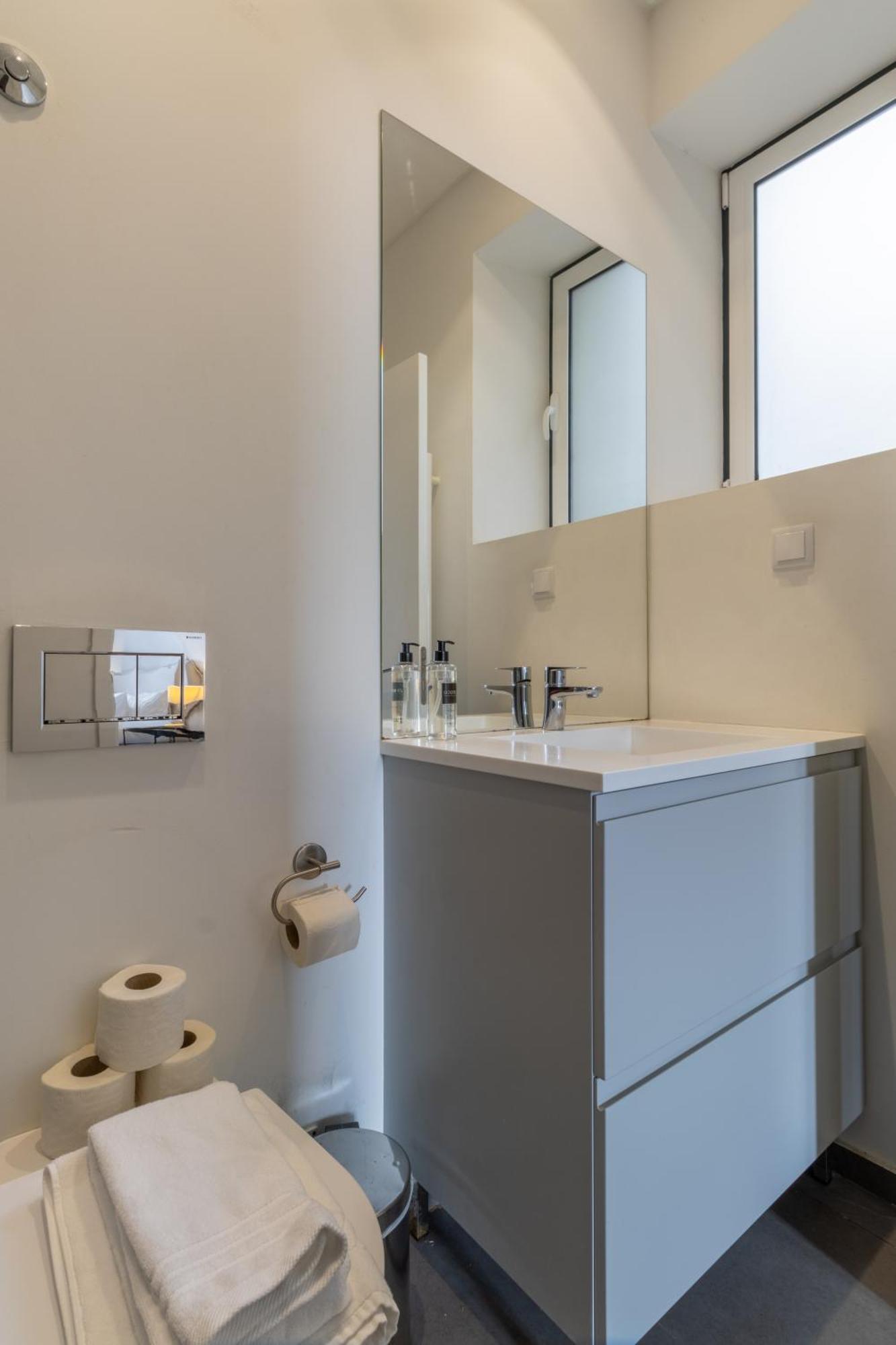 Apartament Modern 3Br, Terrace, Ac/Heating & Self Check-In Lizbona Zewnętrze zdjęcie